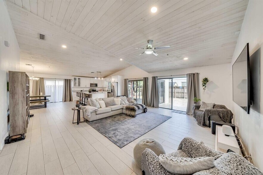 Building Photo - 7471 NW 35th Ct