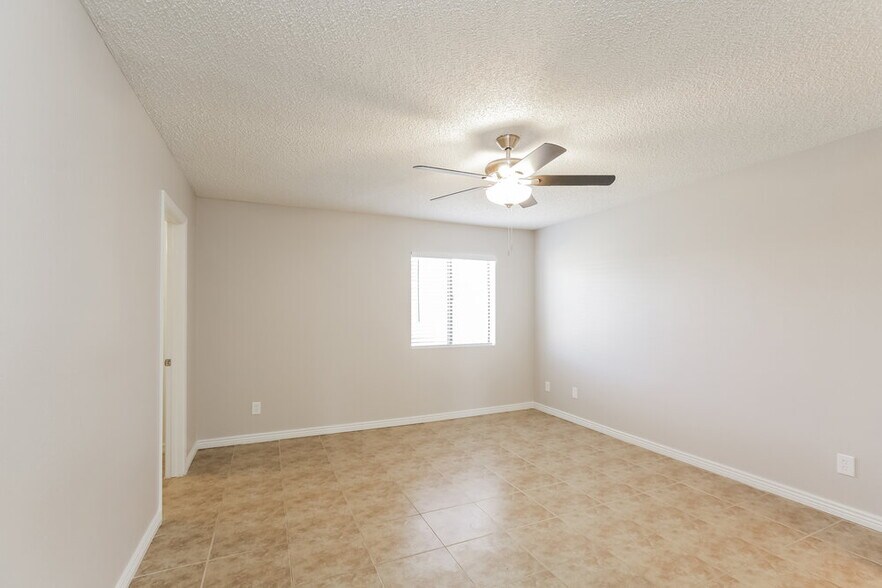 Building Photo - 10308 W Calle Del Oro