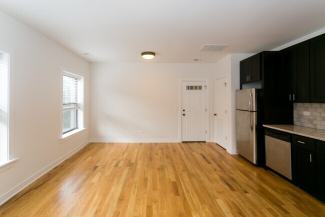 Building Photo - 2229 W Eastwood Ave