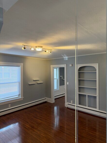 Building Photo - 763 Silver St