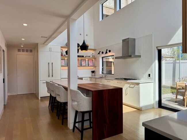 Building Photo - 22 Parker St