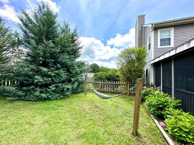 Building Photo - 8425 Hirsch Dr