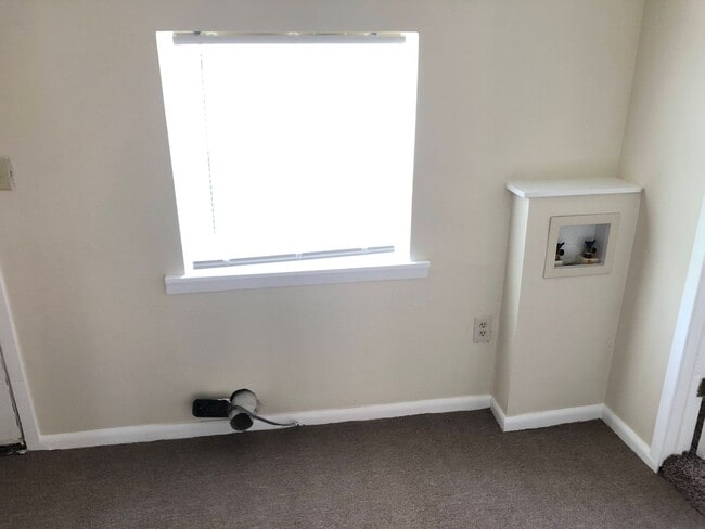 Building Photo - 3 bed, 1 bath Home
