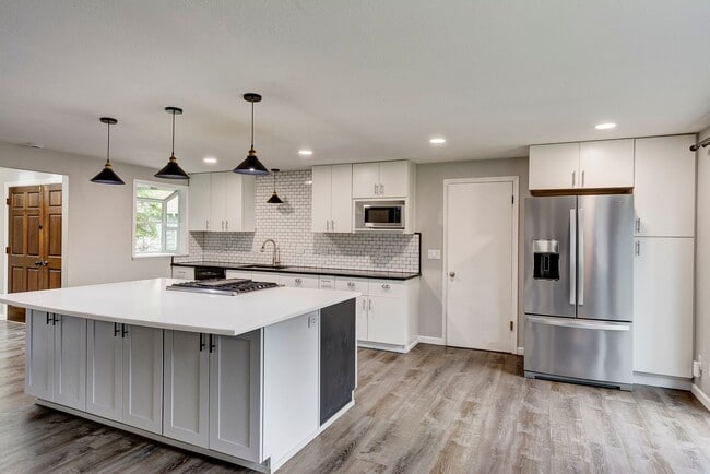 Building Photo - Spacious 3 Bedroom 2 Bath in desirable neighborhood