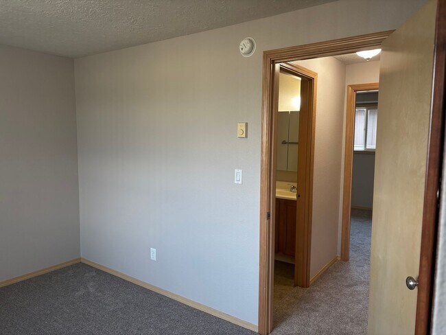 Building Photo - Pet-friendly Townhouse Near Parks and Downtown Newberg  Showings Start 4/2/26