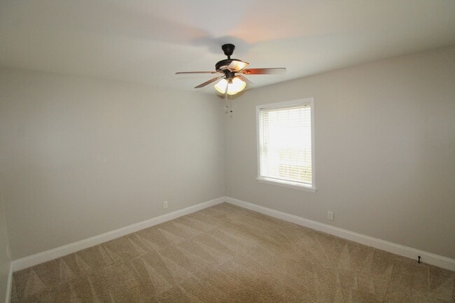 Building Photo - 2 Bedroom Condo on Park Road!