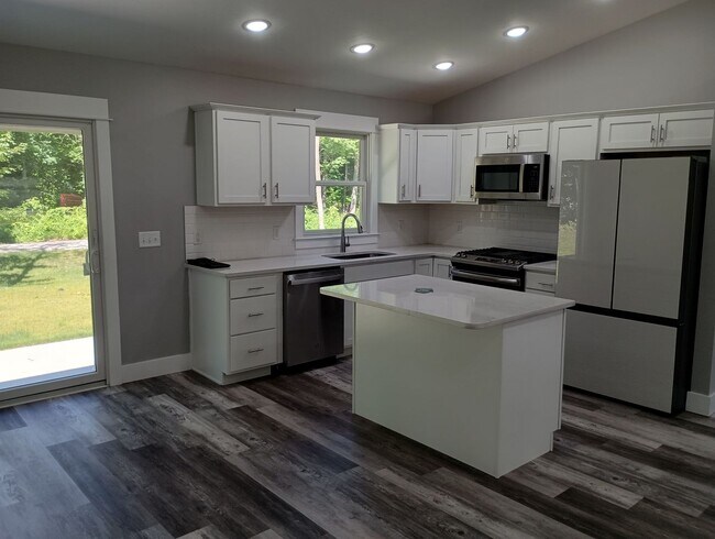 Building Photo - AVAILABLE NOW! 3 bed 2 bath Single Family home in Norton Shores!