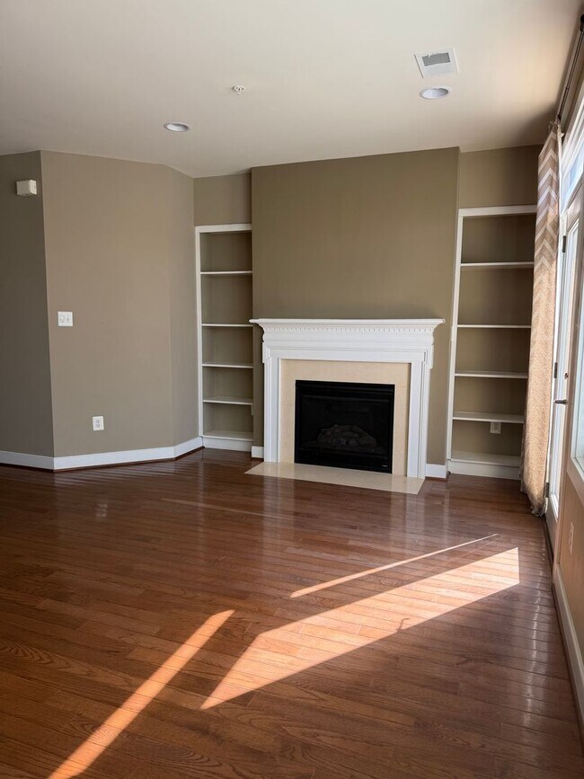 Building Photo - 4 LEVEL TOWNHOUSE WITH 2 CAR GARAGE, WALKING DISTANCE TO DOWNTOWN CROWN