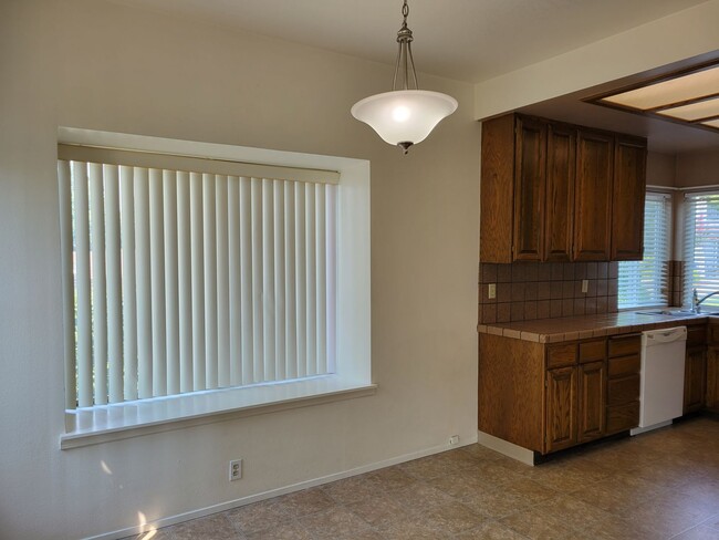 Building Photo - Ridgecrest 2 Bedroom Condo With Gated Swim...