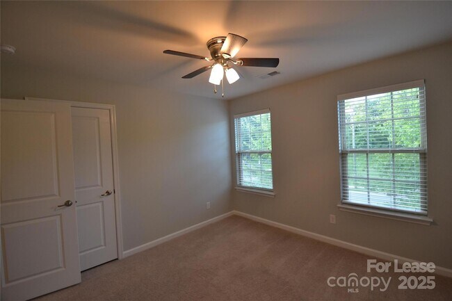 Building Photo - 1606 Fleetwood Dr