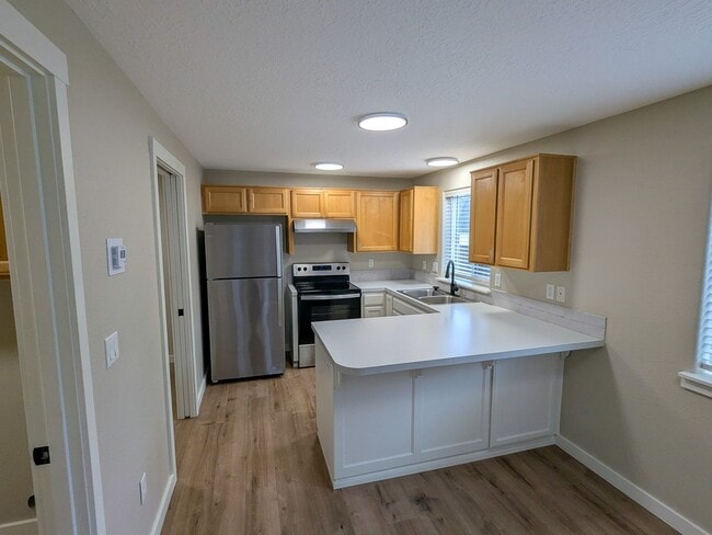 Building Photo - 1497 Golden Ln N