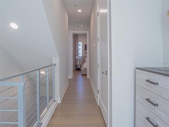 Building Photo - 370 6th St S