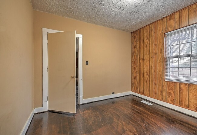Building Photo - 6456 Blue Springs Pkwy
