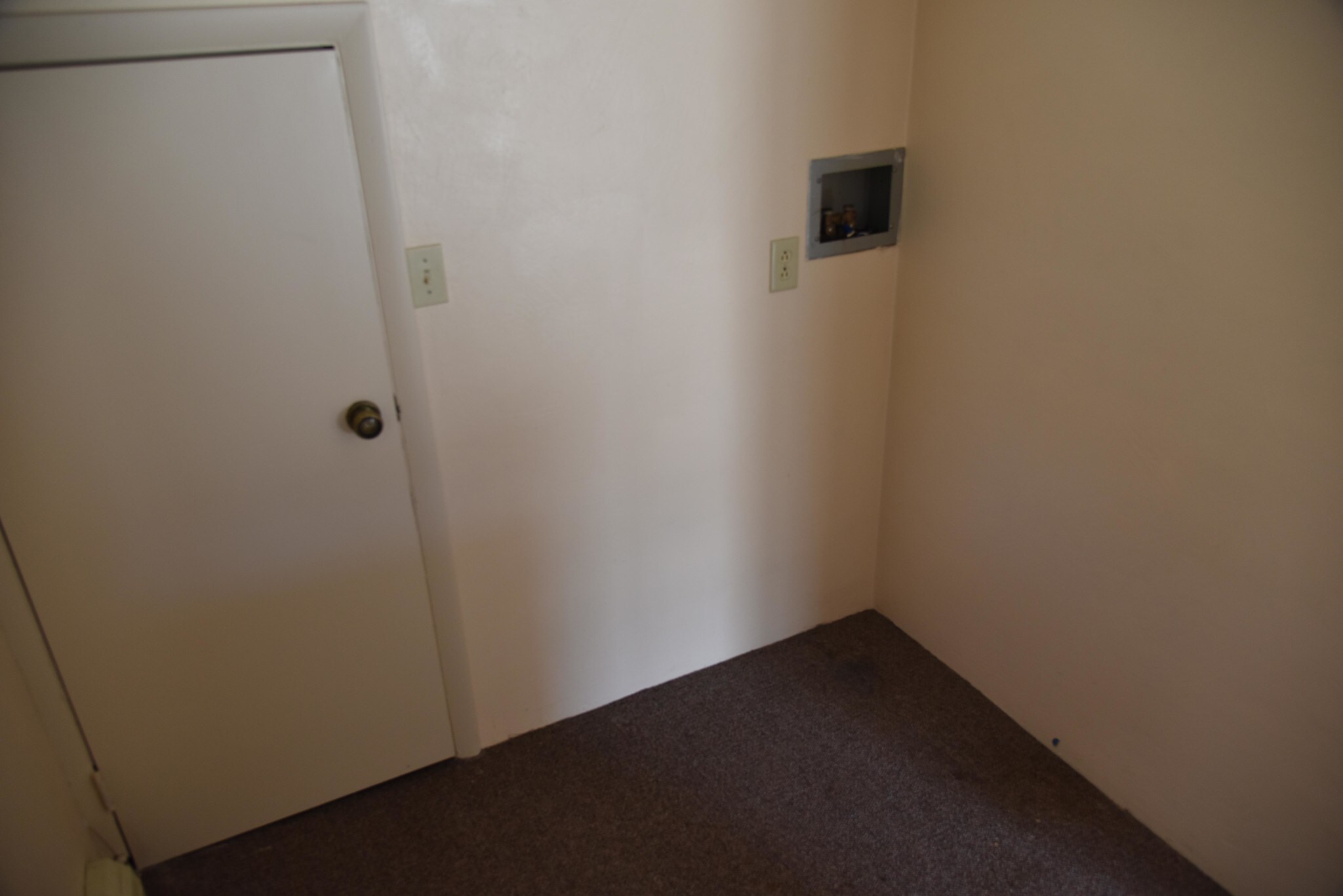 Laundry/Dryer Hookup - 811 Painter St