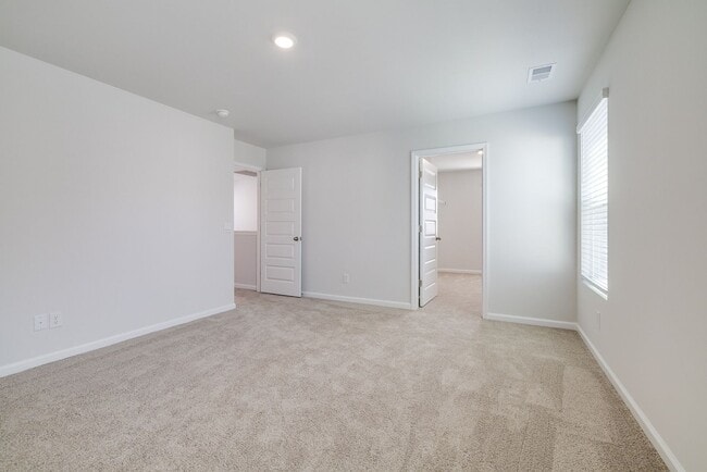 Building Photo - Spacious 4-Bedroom Home in Sought-After Lo...