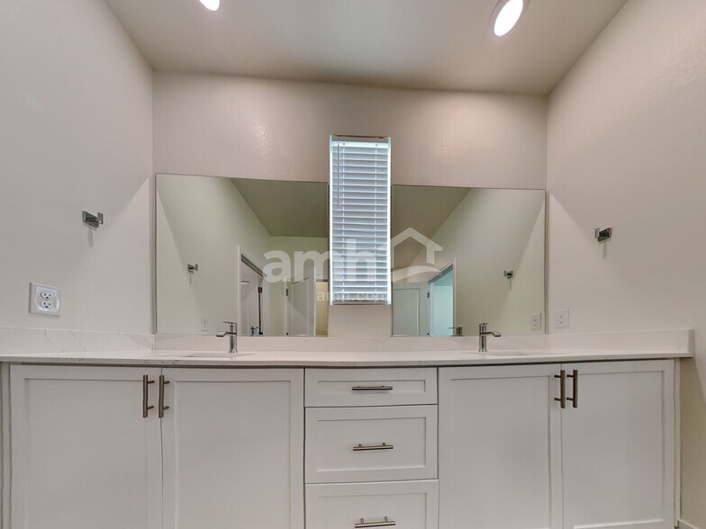 Building Photo - 858 English Primrose St