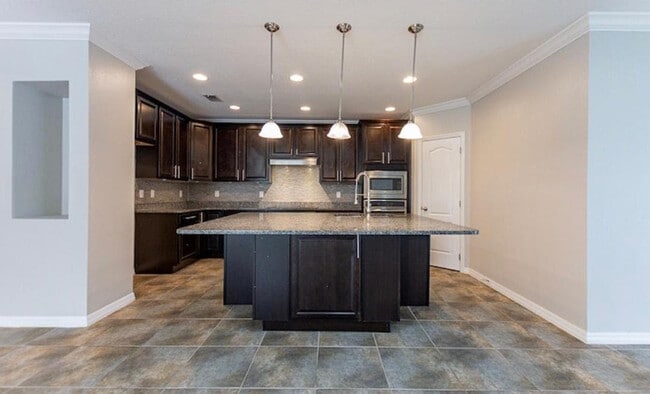 Building Photo - 943 Revere Ave