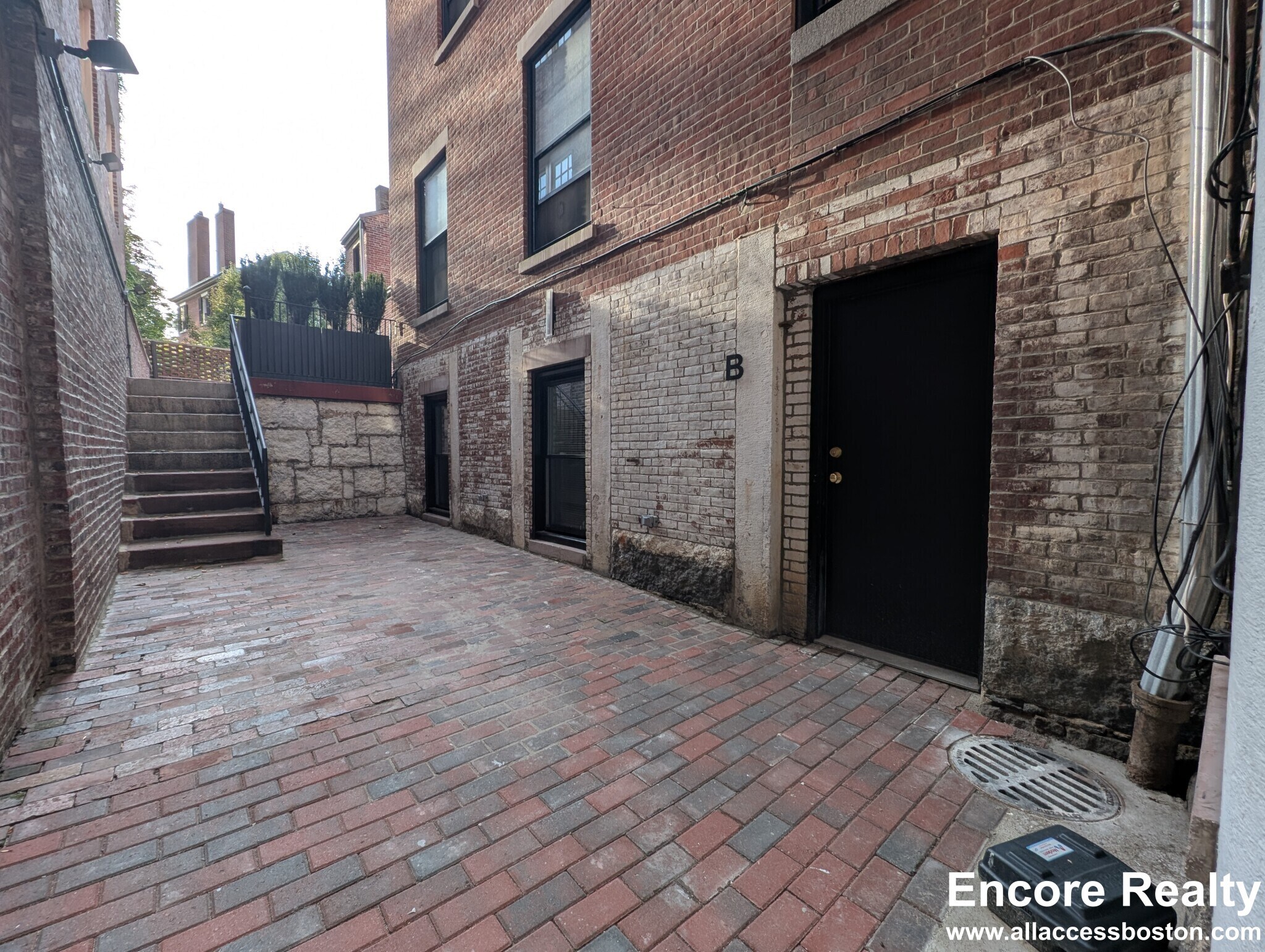 Building Photo - 8 Joy St