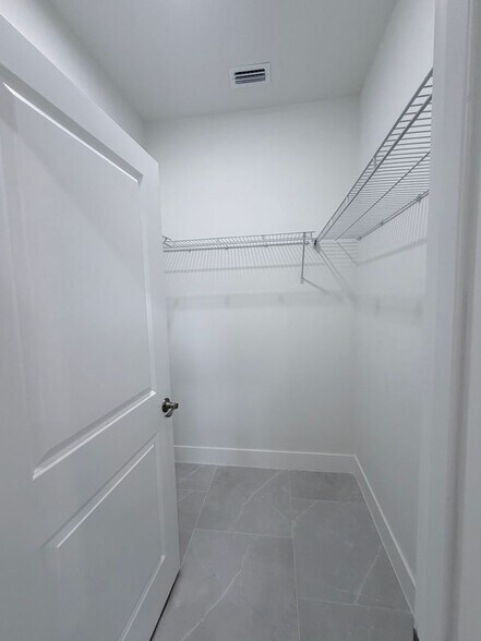 Building Photo - 4545-4547 28th St SW