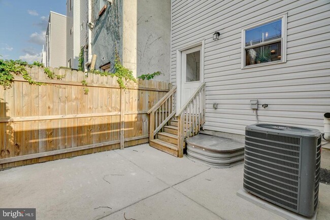 Building Photo - 623 Emily St