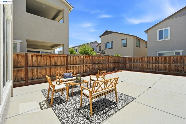 Building Photo - 1550 Plumas Dr