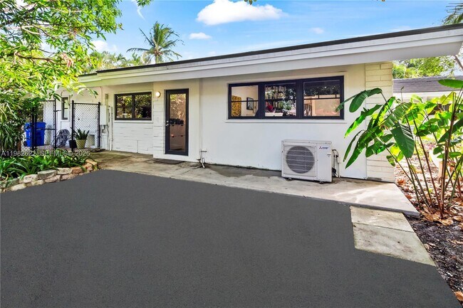 Building Photo - 2132 Middle River Dr