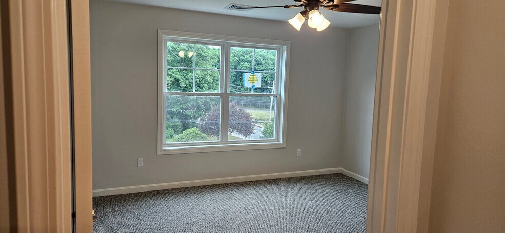 Building Photo - 719 Putnam Pike