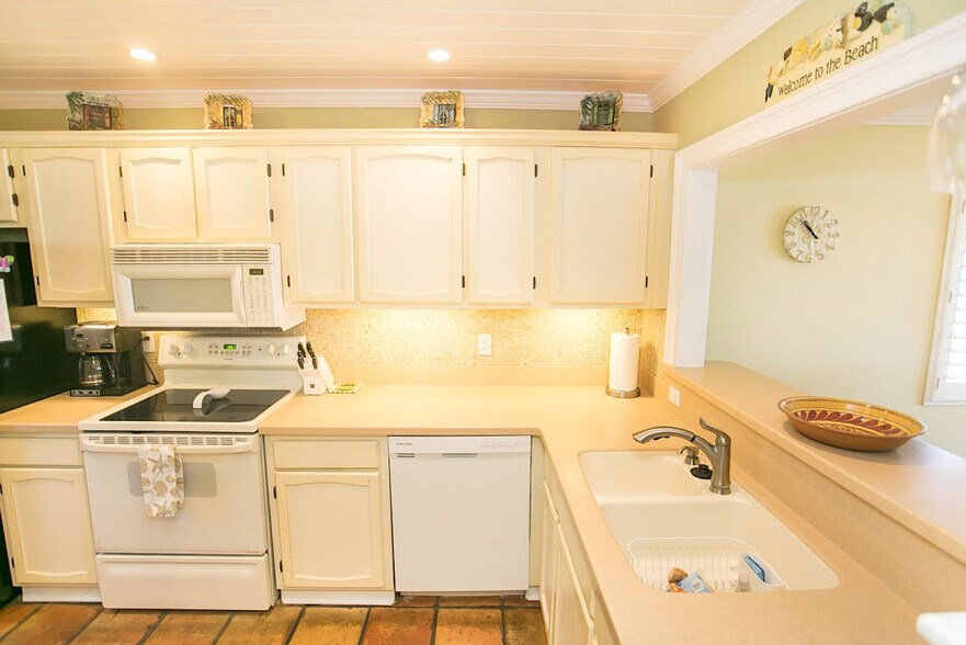 Building Photo - 6100 A1A S