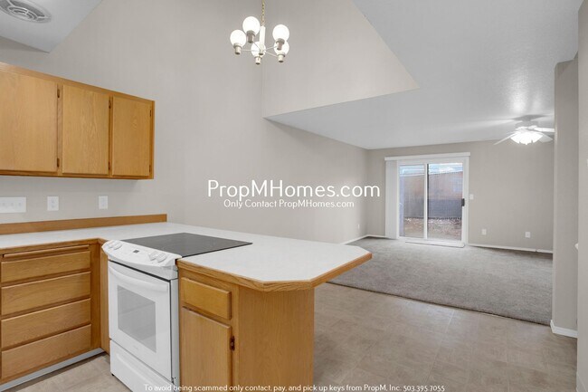 Building Photo - Three Bedroom Gem in Jennings Lodge - Garage Included!