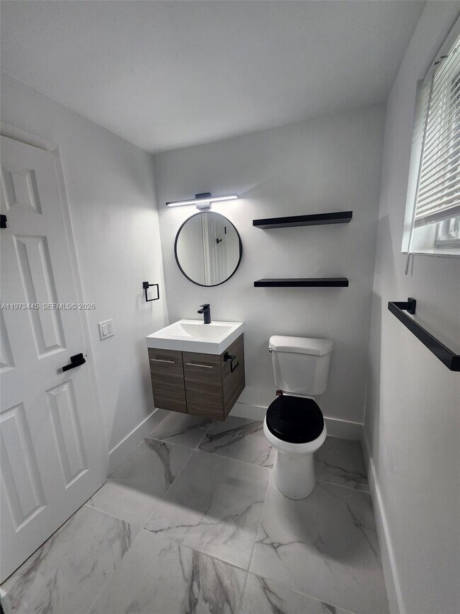 Building Photo - 2101 Normandy Dr