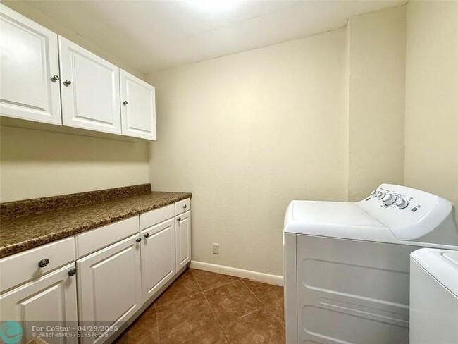 Building Photo - 4725 Lucerne Lakes Blvd
