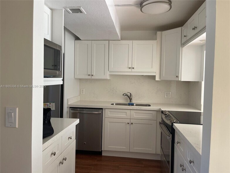 Building Photo - 9401 Evergreen Pl