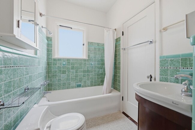 Building Photo - 1530 Miramar Dr