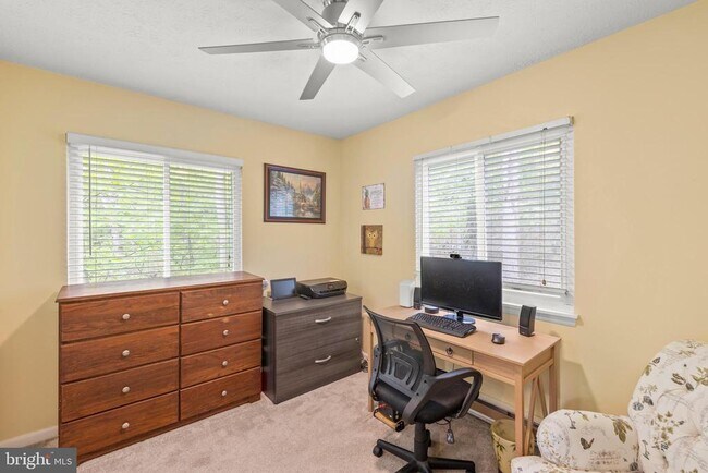 Building Photo - 1249 Lakeview Dr
