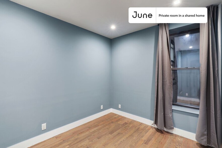 Building Photo - Private bedroom in 4 bed/2 bath Home