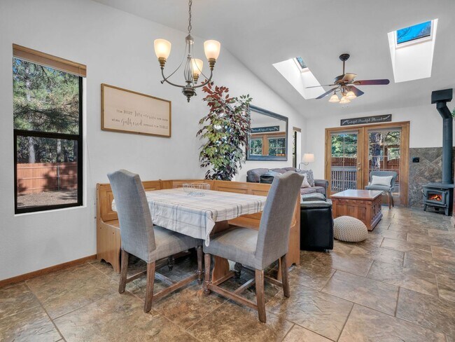 Building Photo - Cozy Furnished Country Club Home