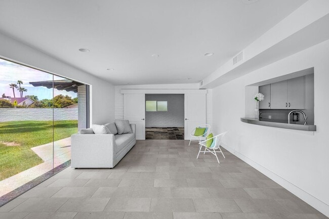 Building Photo - Mid-century modern home in Arcadia with pr...