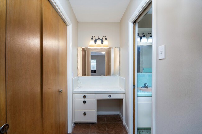 Building Photo - 2 Circle Dr