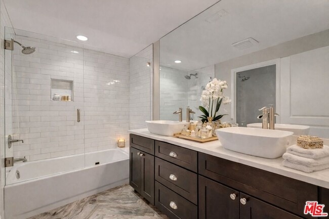 Building Photo - 4952 Placidia Ave