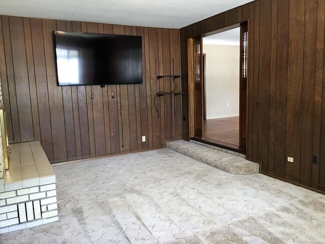 Building Photo - 2 Bed 1.5 Bath | Single Story | Nob Hill Location | Pet Allowed with Restrictions | Large Backyard