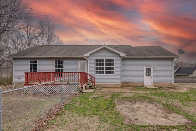 Building Photo - Charming Ranch Style Home On Over An Acre ...