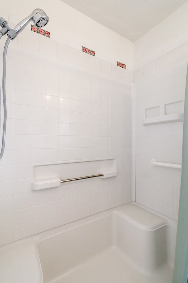 Building Photo - 1402 E 21st St