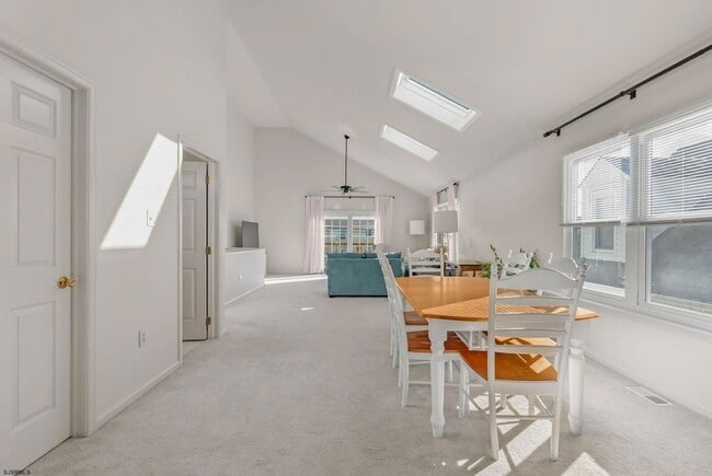 Building Photo - 413 W Beach Ave