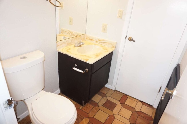 Building Photo - Spacious 2-Bed, 2-Bath Duplex!