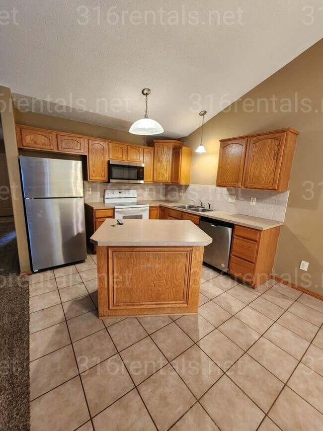 Building Photo - $1,650 - 3 bedroom / 1 bathroom - Single F...