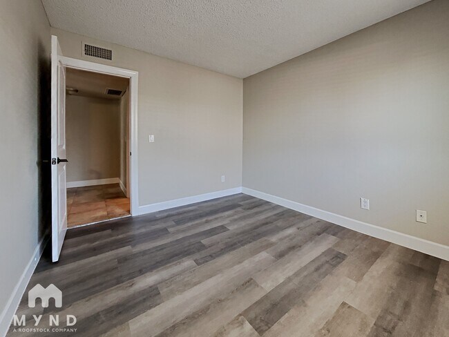 Building Photo - 2132 W Glenrosa Ave