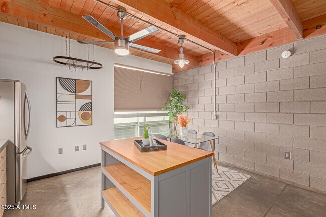 Building Photo - 727 E Portland St