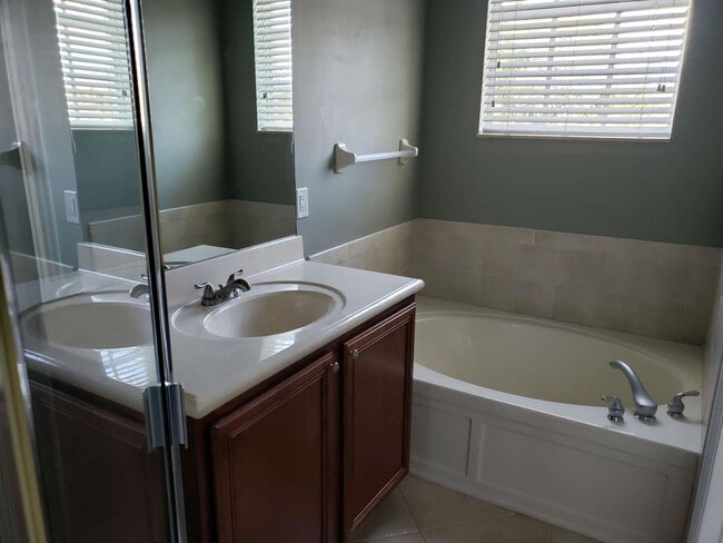 Building Photo - 123 E Royal Palm Cir