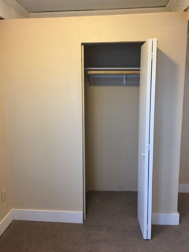 Building Photo - 2029 W 5th St