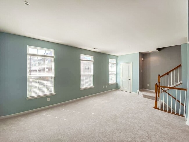 Building Photo - Gorgeous 2-Level 3 Bed 2.5 Bath Condo-Styl...